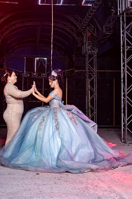 Vals con la corte de honor — Producciones Guzmán SV
