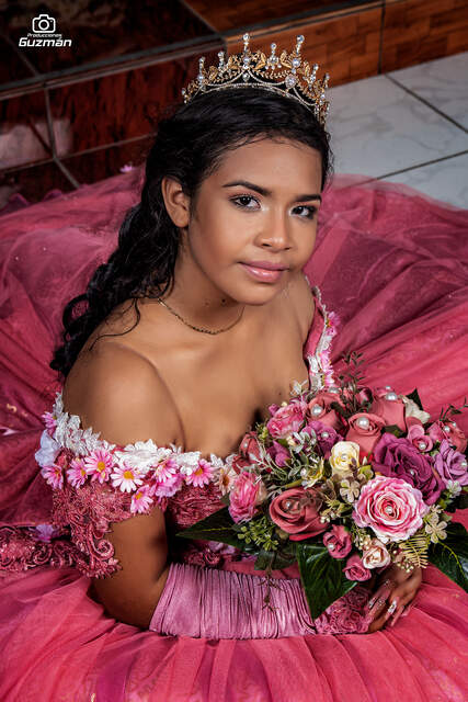 Retrato con corona y ramo de flores — Producciones Guzmán SV