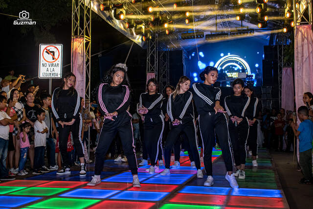 Baile con vestido blanco corto — Producciones Guzmán SV