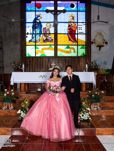 Quinceañera y acompañante en la iglesia — Producciones Guzmán SV