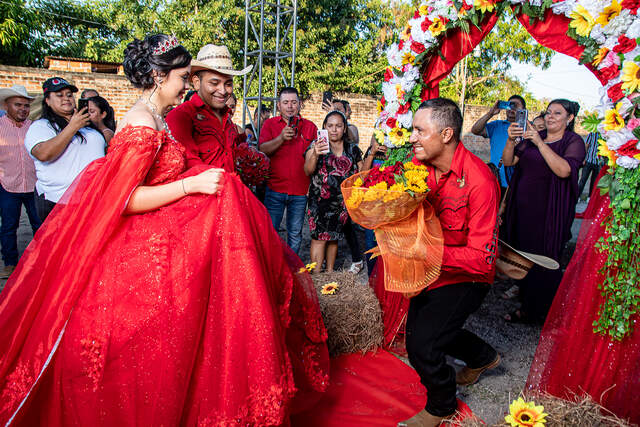 Abrazo romántico con ramo de flores — Producciones Guzmán SV