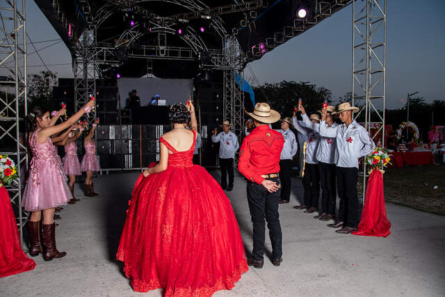 Brindis con copas en el escenario — Producciones Guzmán SV