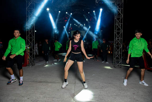 Baile en solitario bajo reflector — Producciones Guzmán SV