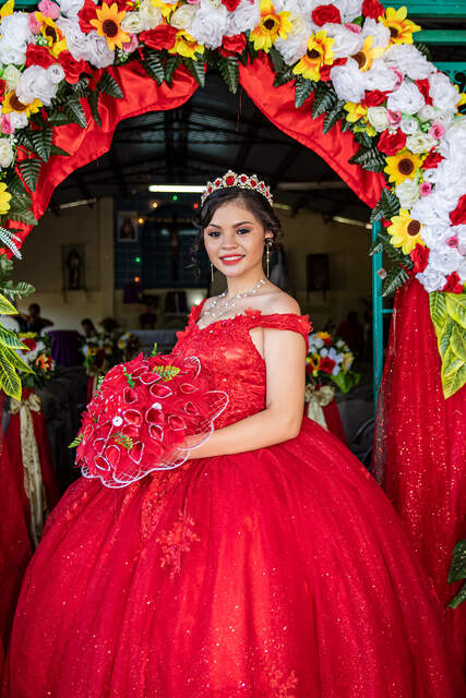 Retrato con ramo bajo arco floral — Producciones Guzmán SV