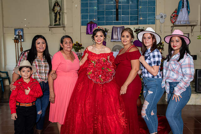 Foto familiar con sombreros vaqueros — Producciones Guzmán SV
