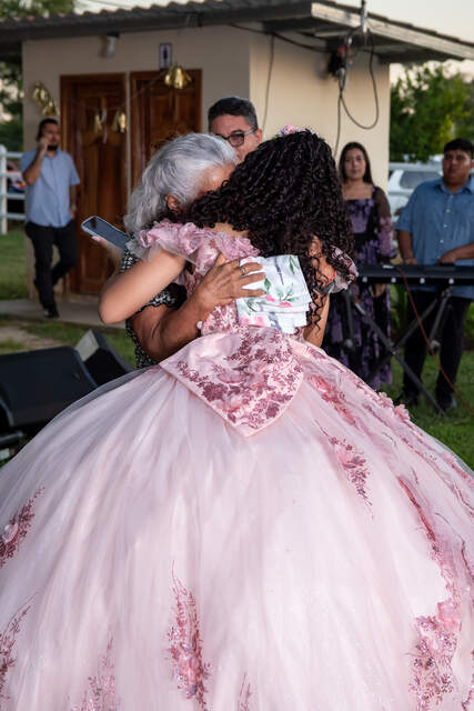 Abrazo emotivo con su abuela — Producciones Guzmán SV
