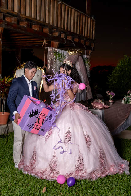 Sorpresa con globos y regalo — Producciones Guzmán SV