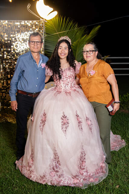 Retrato familiar junto a sus padres — Producciones Guzmán SV