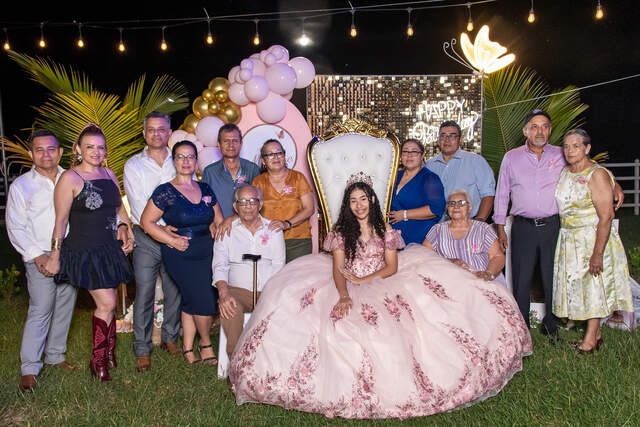 Foto familiar con los abuelos — Producciones Guzmán SV