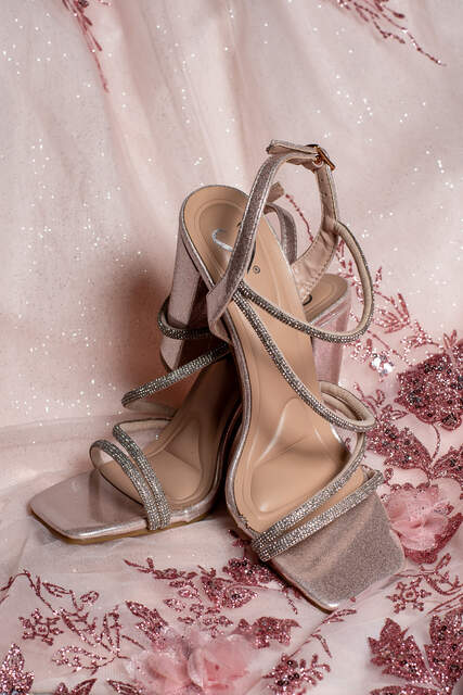 Detalle de los zapatos elegantes — Producciones Guzmán SV