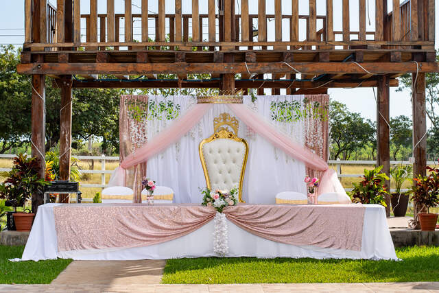 Trono decorado para la quinceañera — Producciones Guzmán SV