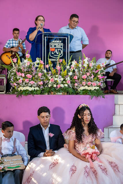 Ceremonia religiosa en la iglesia — Producciones Guzmán SV