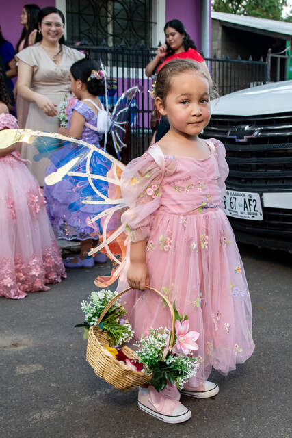 Niña con cesta de flores — Producciones Guzmán SV