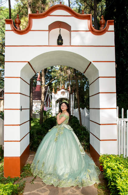 Esmeralda sola bajo el arco blanco — Producciones Guzmán SV