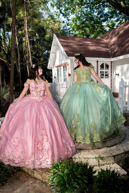 Ambas sentadas en el muro de piedra — Producciones Guzmán SV