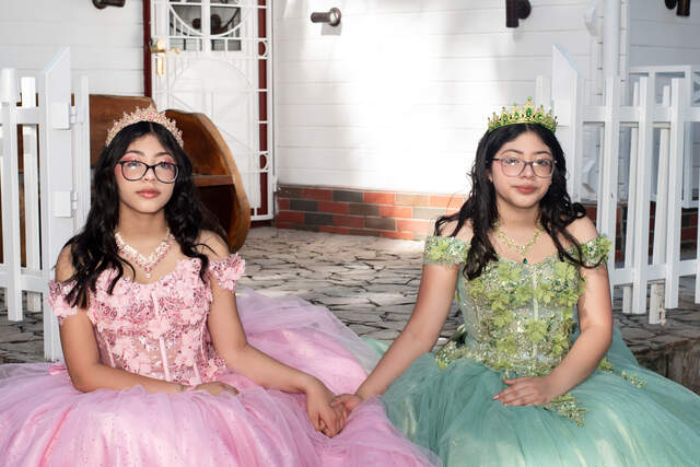 Ambas sentadas con coronas de cerca — Producciones Guzmán SV