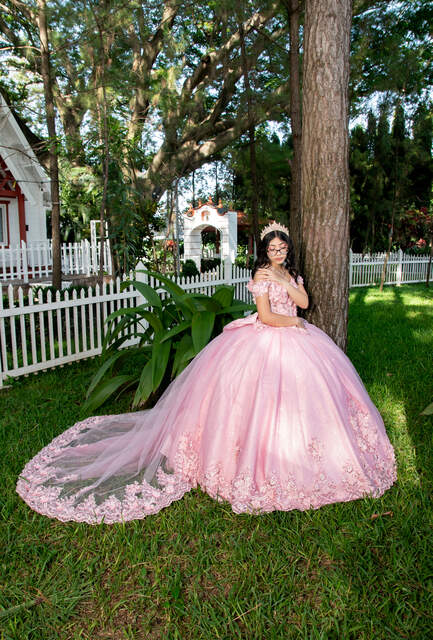 Detalle del corpiño floral rosa de Emely — Producciones Guzmán SV