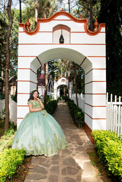 Esmeralda de espaldas caminando por el sendero — Producciones Guzmán SV