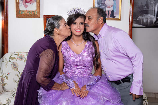 Abrazo emotivo con sus abuelos — Producciones Guzmán SV