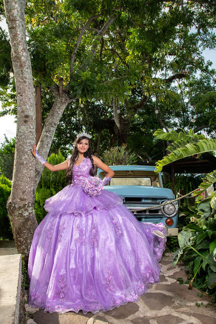 Junto a camioneta vintage azul — Producciones Guzmán SV