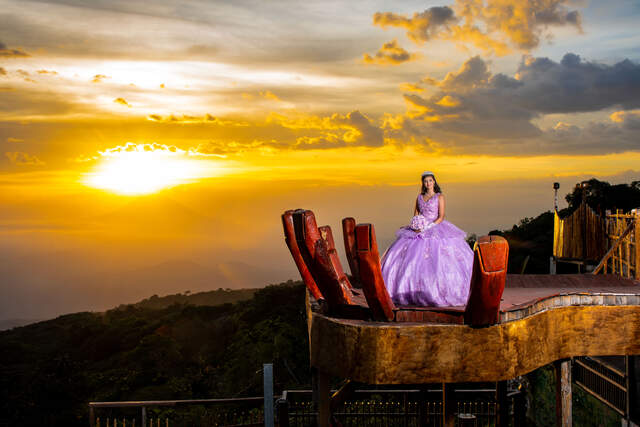 Trono de madera frente al atardecer — Producciones Guzmán SV