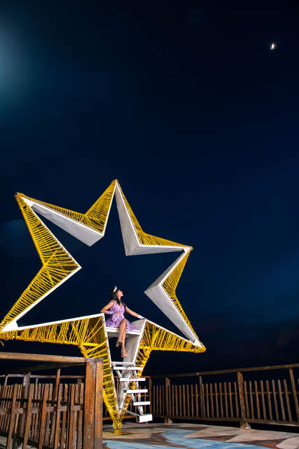 Sentada en estrella gigante nocturna — Producciones Guzmán SV