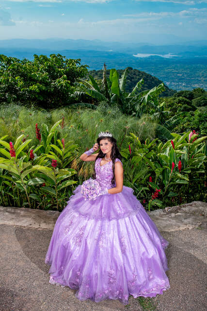 Flores tropicales con vista a montañas — Producciones Guzmán SV