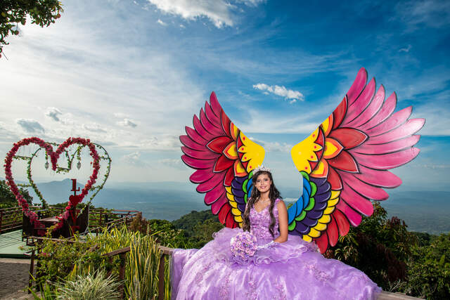 Alas de colores sobre el valle — Producciones Guzmán SV