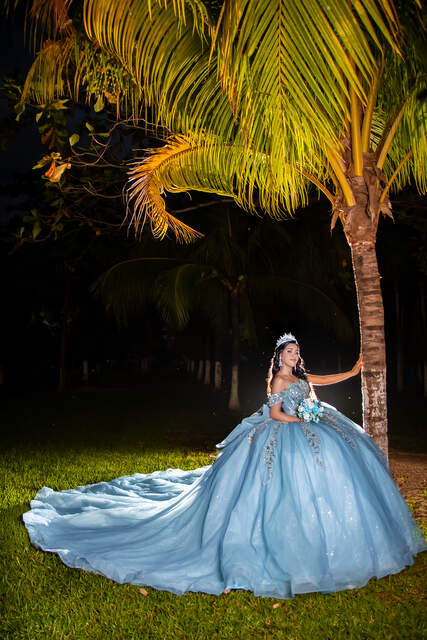 Retrato nocturno junto a palmera iluminada — Producciones Guzmán SV