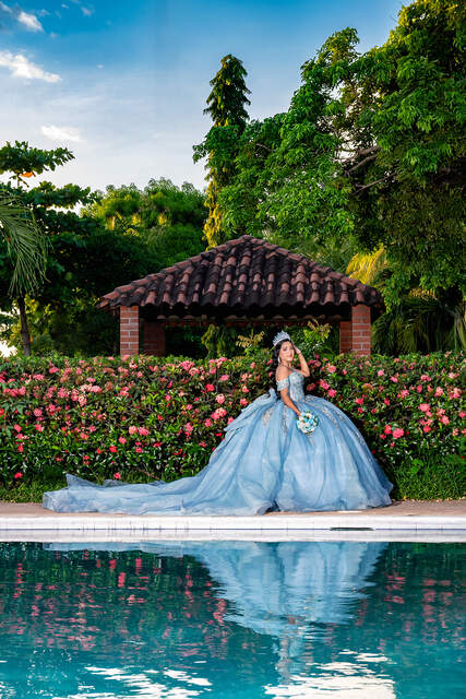 Reflejo en piscina junto al jardín — Producciones Guzmán SV