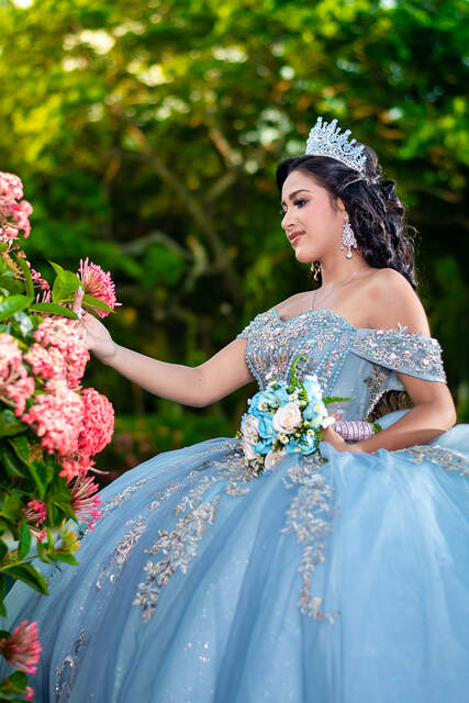 Perfil tocando flores rosadas — Producciones Guzmán SV