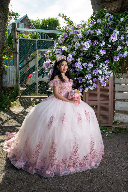 Retrato elegante en jardín, vestido rosa — Producciones Guzmán SV