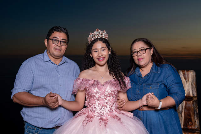 Silueta artística, papá colocando la corona — Producciones Guzmán SV