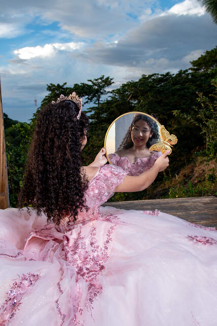 Con espejo y mariposa dorada — Producciones Guzmán SV