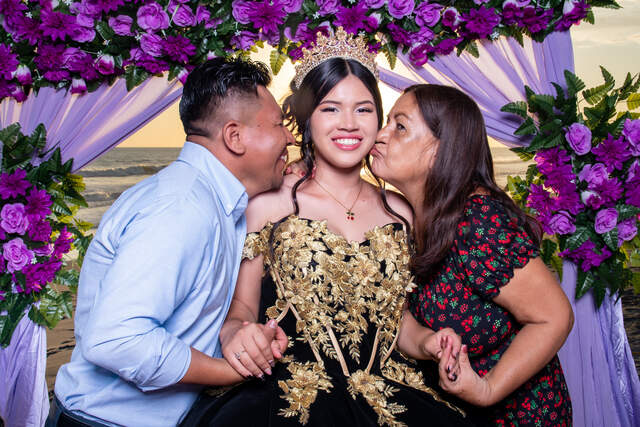 Vestido dorado alterno en la playa — Producciones Guzmán SV