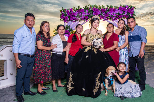 Foto familiar completa con mascota — Producciones Guzmán SV