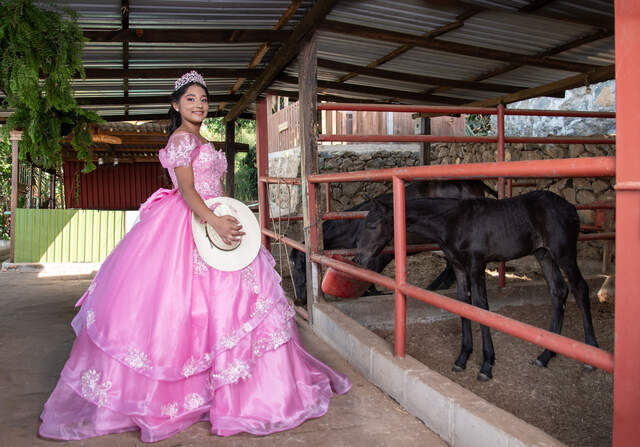 Establo, sombrero en mano junto al caballo — Producciones Guzmán SV