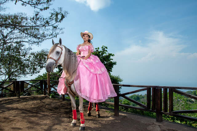 A caballo, sonriente, vista al horizonte — Producciones Guzmán SV
