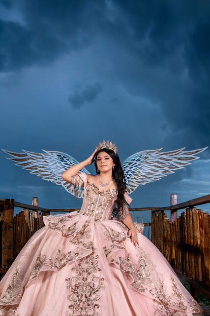 Retrato con alas y cielo dramático — Producciones Guzmán SV