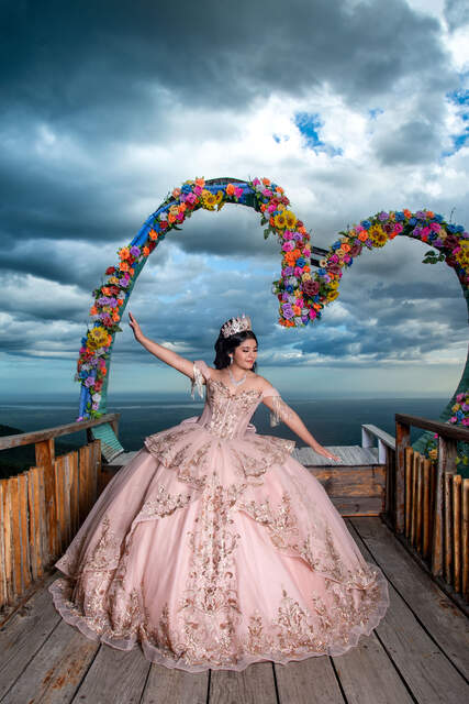 Bajo arco floral colorido — Producciones Guzmán SV