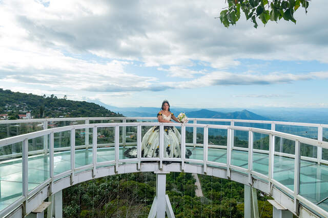 Mirador de vidrio con vista panorámica — Producciones Guzmán SV