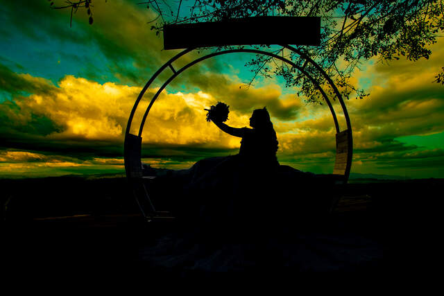 Silueta dramática al atardecer — Producciones Guzmán SV