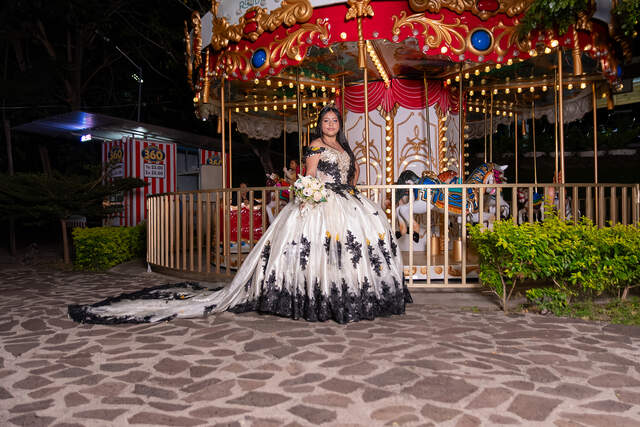 Junto al carrusel iluminado de noche — Producciones Guzmán SV
