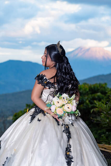 Atardecer rosado frente al volcán — Producciones Guzmán SV