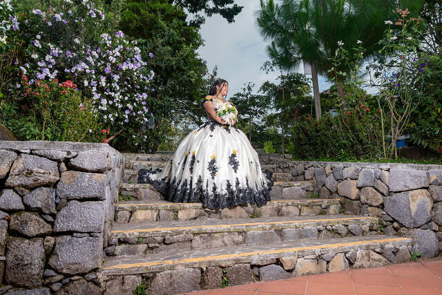 Escalinata de piedra, jardín florido — Producciones Guzmán SV
