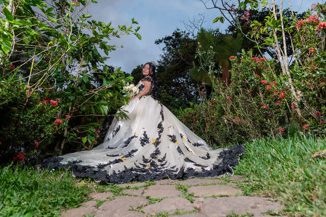 Retrato junto a flores rojas ixora — Producciones Guzmán SV