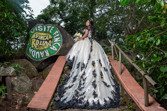 En el puente, letrero Finca Rauda — Producciones Guzmán SV