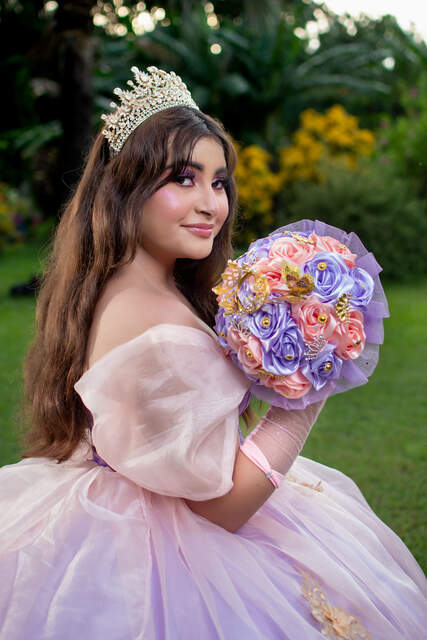 Retrato cercano con ramo de flores — Producciones Guzmán SV