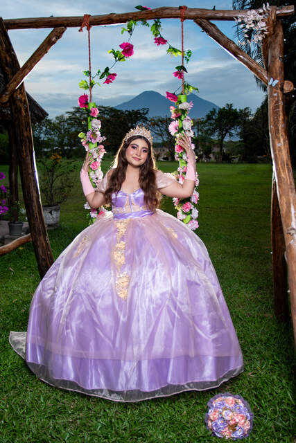 Columpio floral con vista al volcán — Producciones Guzmán SV