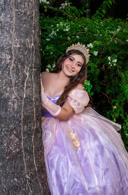 Estilo Rapunzel con camaleón Pascal — Producciones Guzmán SV